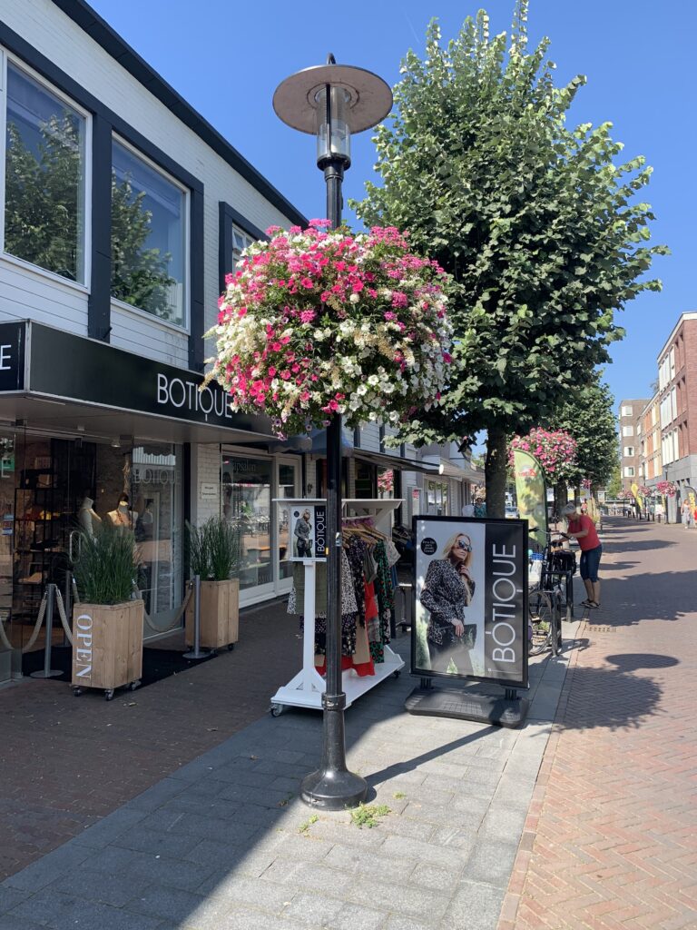 Cityflower levert en verzorgd prachtige hanging baskets en bloembakken voor in uw gemeente, centrum en/of bedrijfsterrein